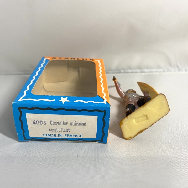 Chevalier cuirassé combattant - Écu jaune - Pied IVOIRINE STARLUX RÉF 6006