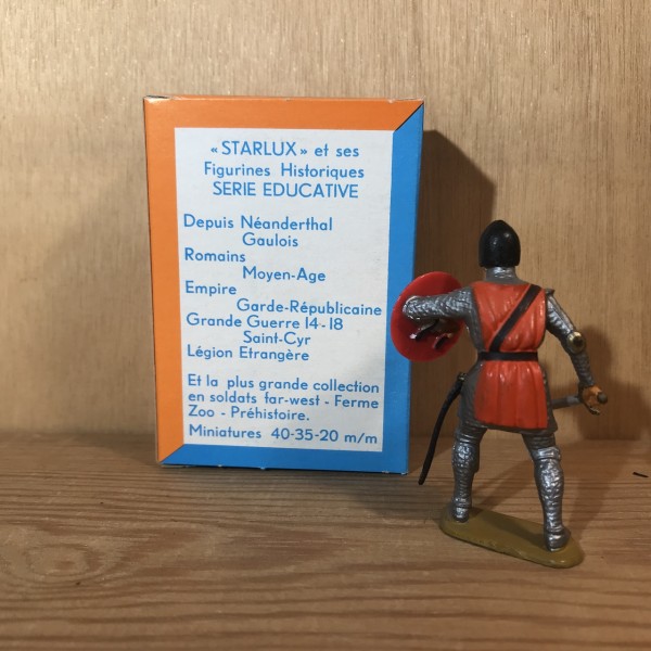 Chevalier COMBATTANT Tunique rouge AVEC BOUCLIER PIED GRIS STARLUX MOYEN ÂGE RÉF 6001