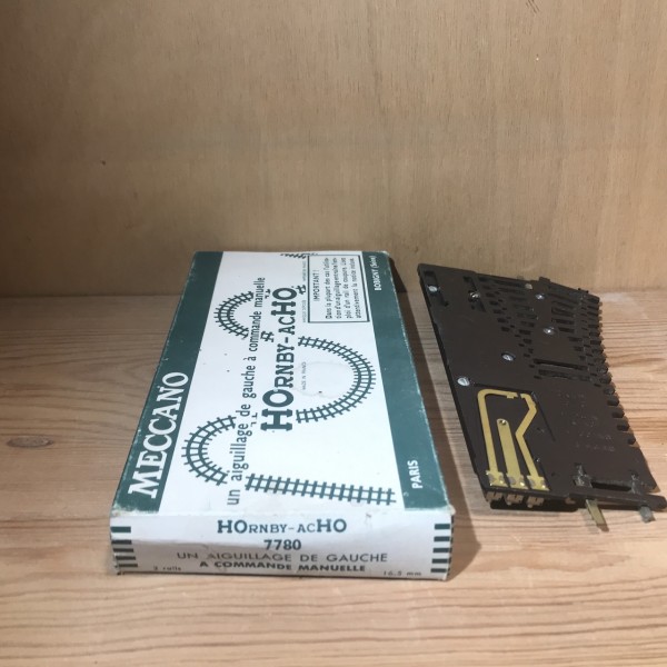 1 aiguillage de gauche à commande manuelle HORNBY 778