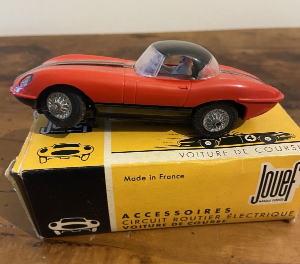 JAGUAR E ROUGE AVEC HARD TOP TAMPOGRAFIEE RÉF 352 JOUEF