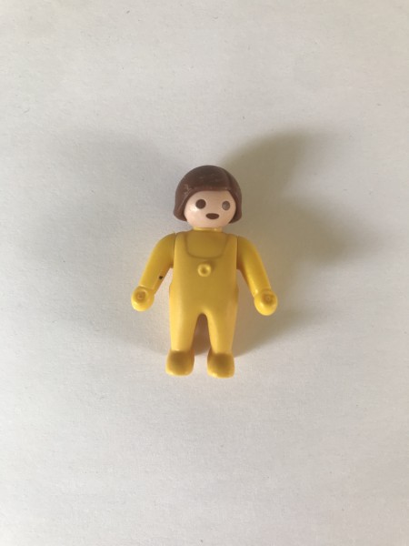 Bébé, cheveux châtains, habits jaune