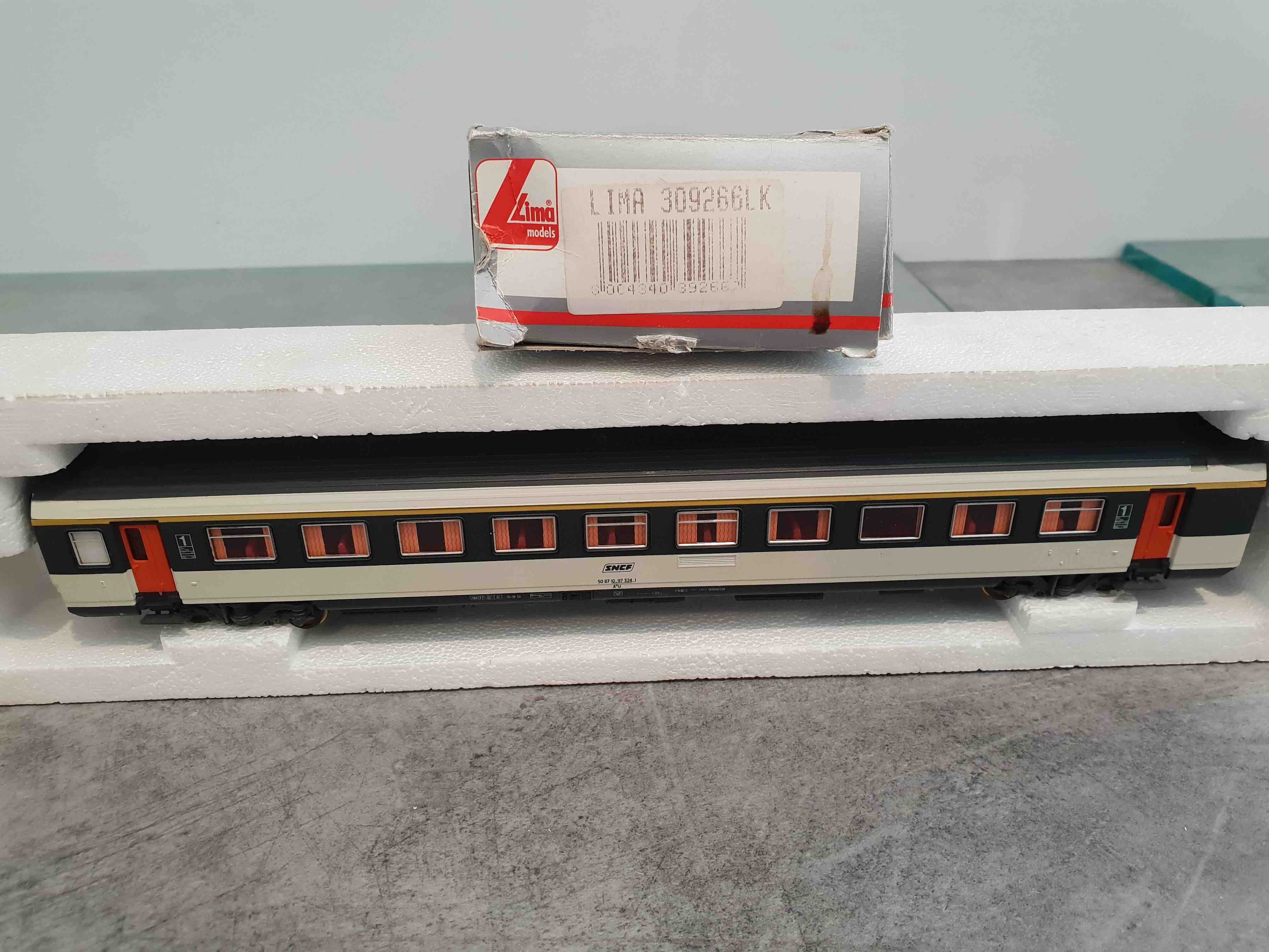 LIMA 309266 VOITURE VOYAGEUR