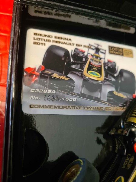 LOTUS RENAULT GP R31 2011 SCALEXTRIC REF C3269A