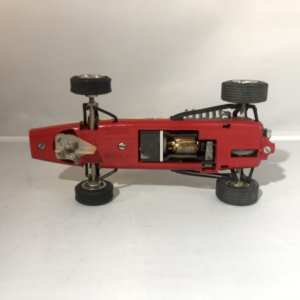 Honda RA273 F1 Jaune Chassîs rouge foncé SCALEXTRIC C36