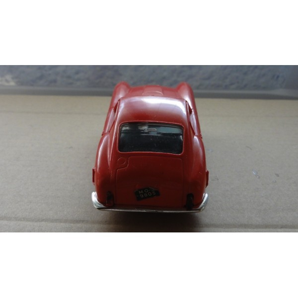 FERRARI BERLINETTA 250 GT ROUGE AVEC ÉCLAIRAGE SCALEXTRIC RÉF E4 C69