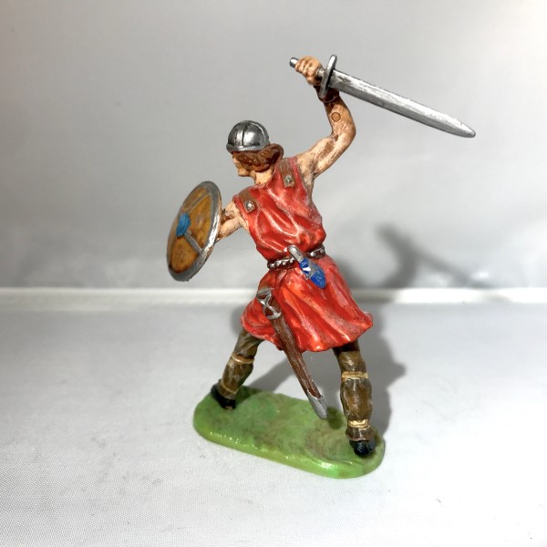 Normand attaquant avec épée -Tunique rouge - ELASTOLIN OUGEN 8838