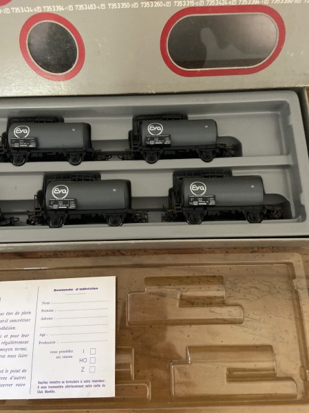 Rame de train avec  wagon-citerne EVA et locomotive diesel BR 212 DB Märklin H0 2855