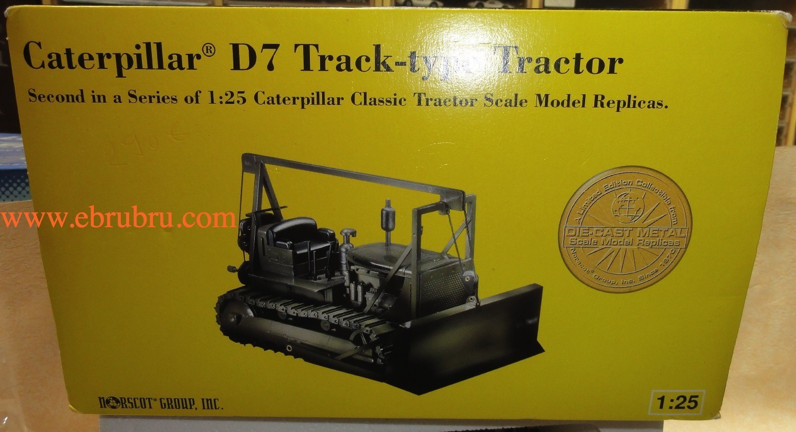 CATERPILLAR D7 TRACK TYPE TRACTOR DIE CAST MODEL 1/25