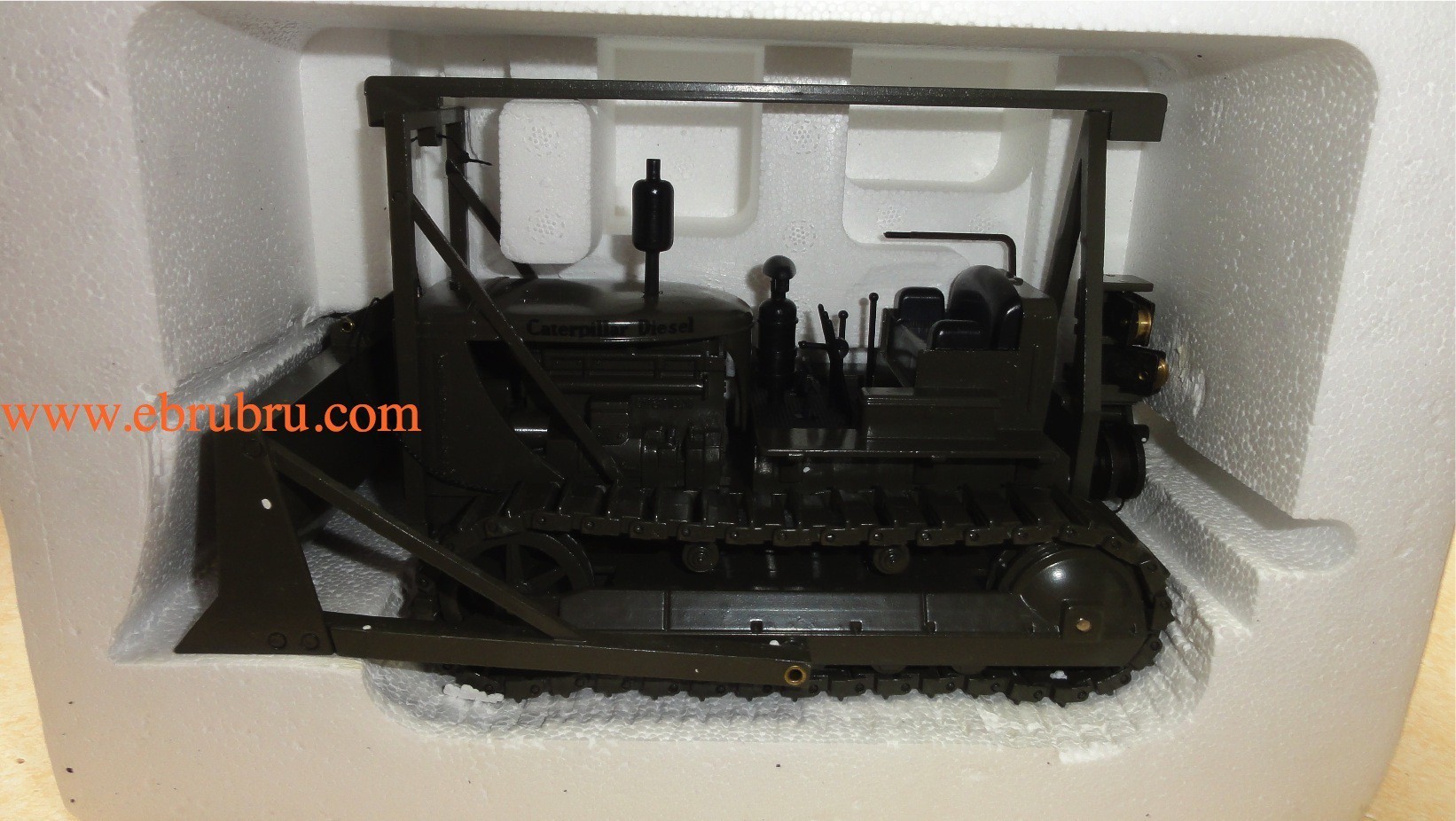 CATERPILLAR D7 TRACK TYPE TRACTOR DIE CAST MODEL 1/25