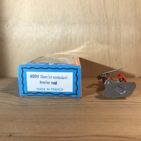 Chevalier COMBATTANT Tunique rouge AVEC BOUCLIER PIED GRIS STARLUX MOYEN ÂGE RÉF 6001