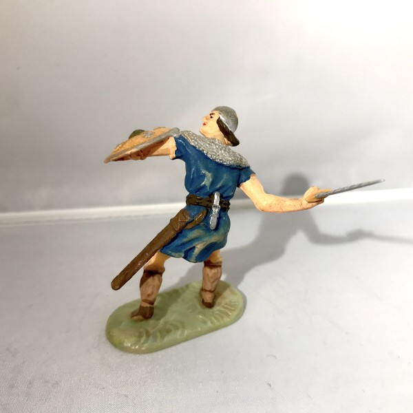 Normand attaquant avec épée - Tunique bleu - ELASTOLIN OUGEN 8837