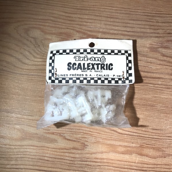 12 guides nylon SCALEXTRIC Réf CMM/S 157