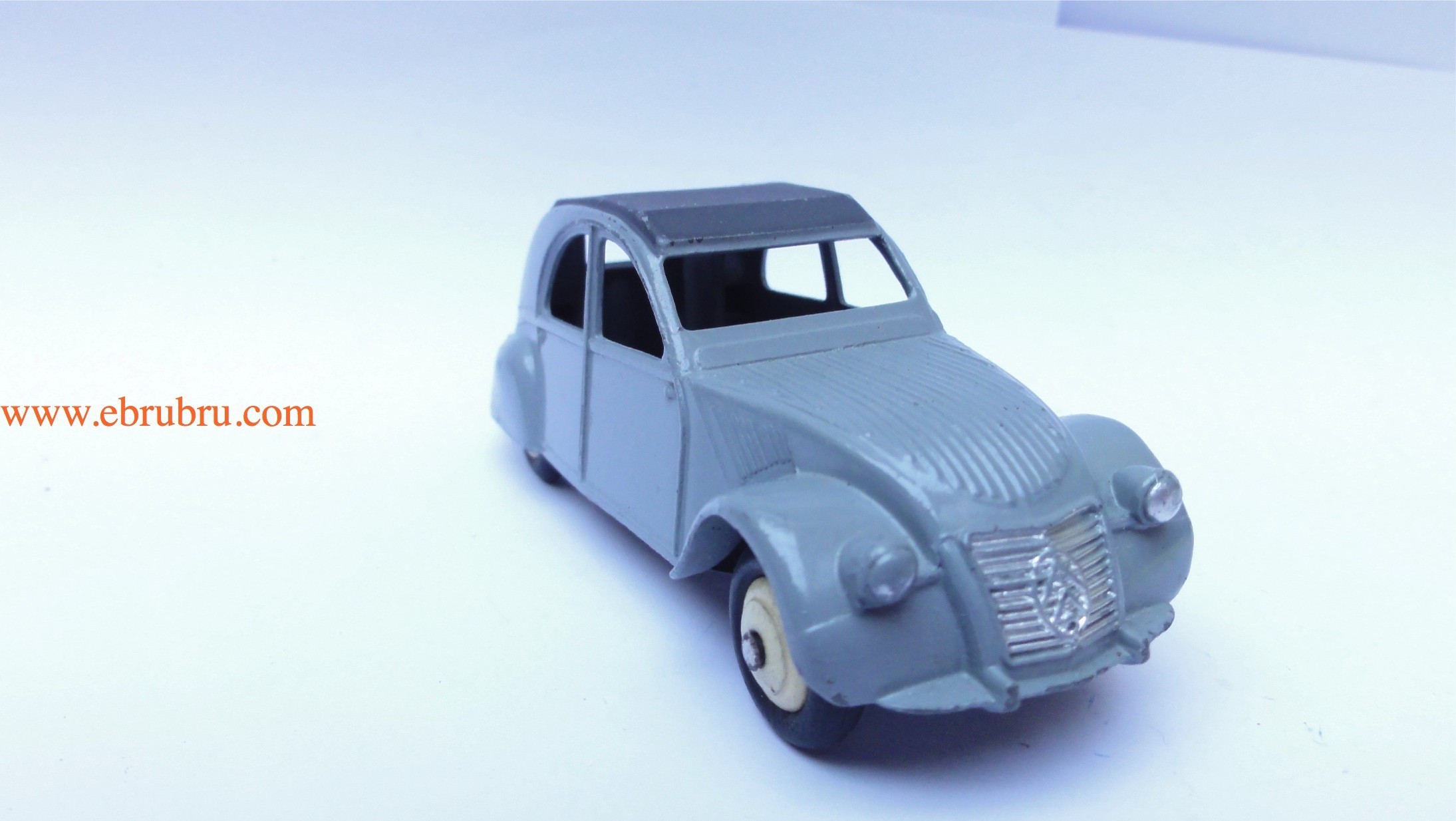2CV grise modèle 1950 Dinky Toys 3 feux réf 24T 2a