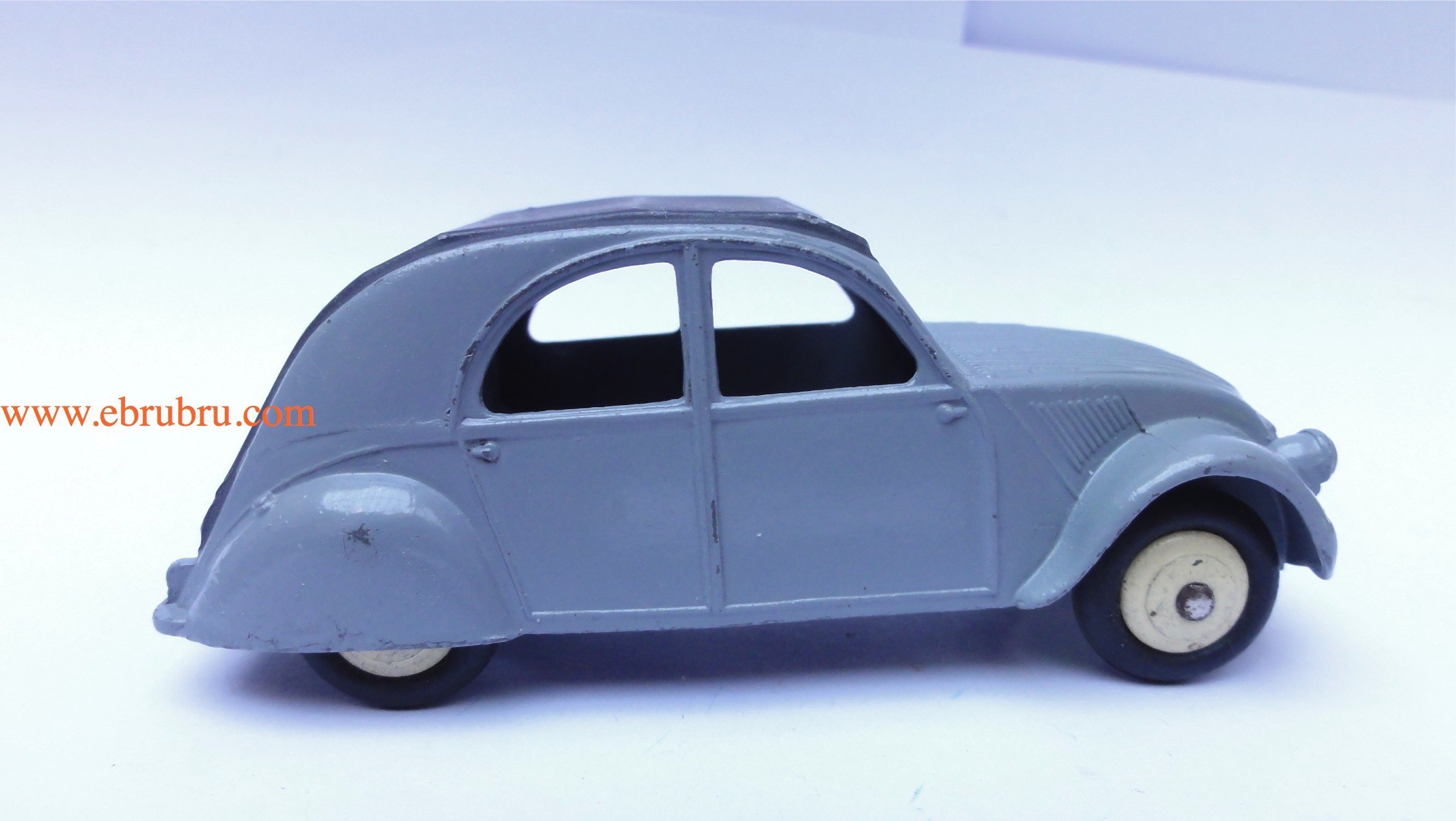 2CV grise modèle 1950 Dinky Toys 3 feux réf 24T 2a