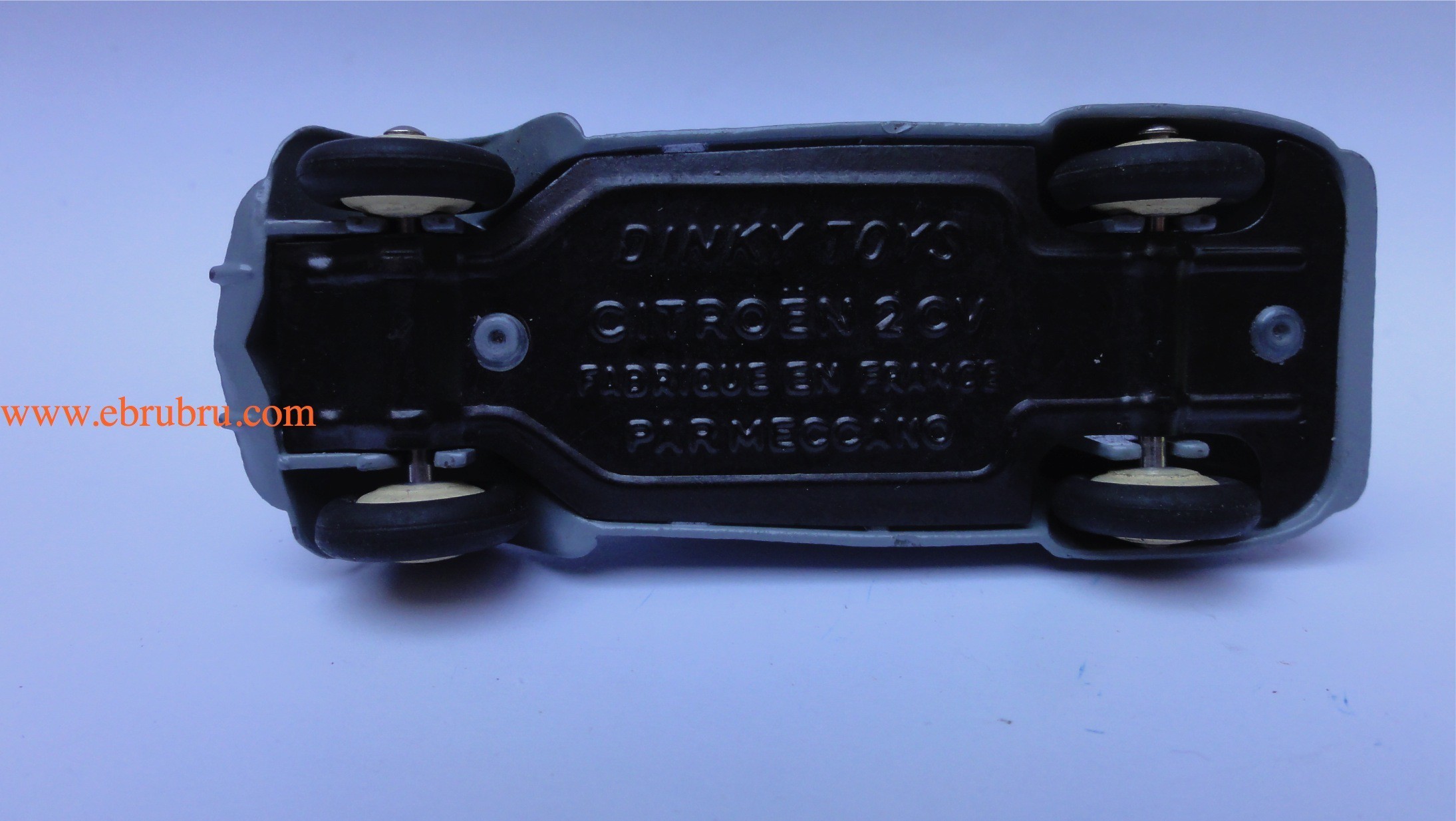 2CV grise modèle 1950 Dinky Toys 3 feux réf 24T 2a