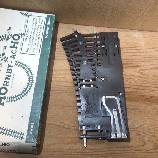 1 aiguillage de droite à commande manuelle HORNBY 777