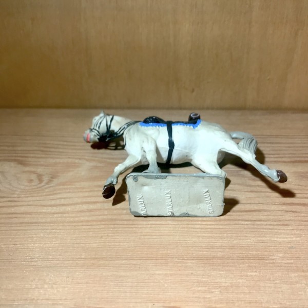 Cheval blanc au trot selle noire et bleue - Empire - STALRUX 