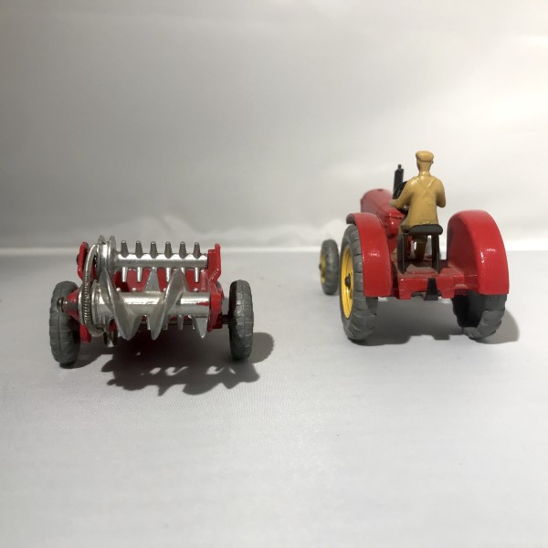 Tracteur Massey Harris 27A avec remorque épandeur 321 DINKY TOYS