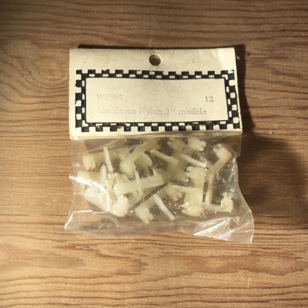 12 guide en nylon 1er modèle SCALEXTRIC Réf W/584