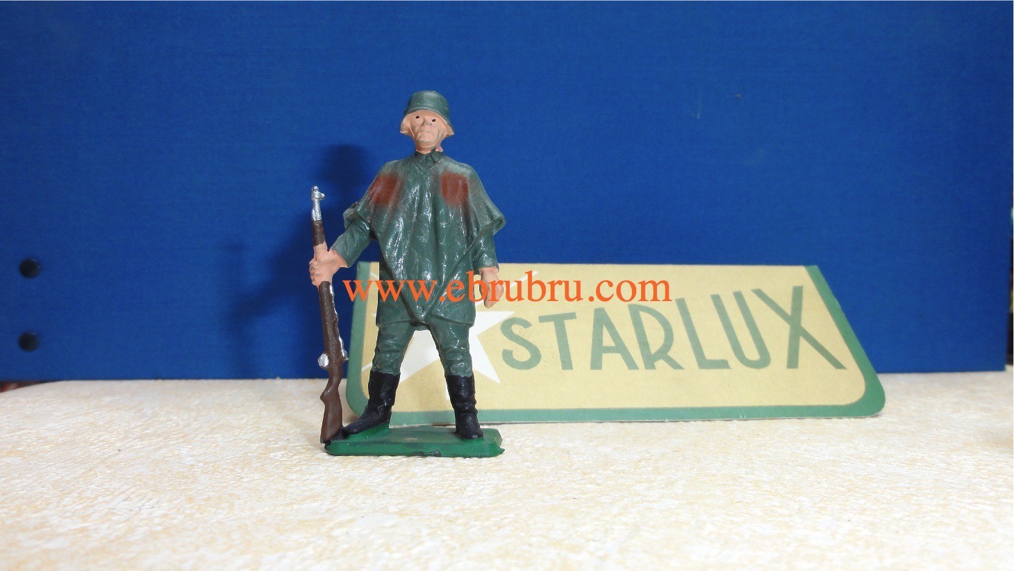 SOLDAT ALLEMAND AVEC PONCHO STARLUX RÉF V6