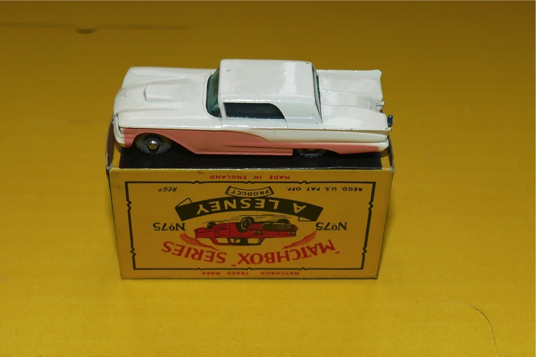 MATCHBOX LESNEY  Nº 75 FORD THUNDERBIRD
