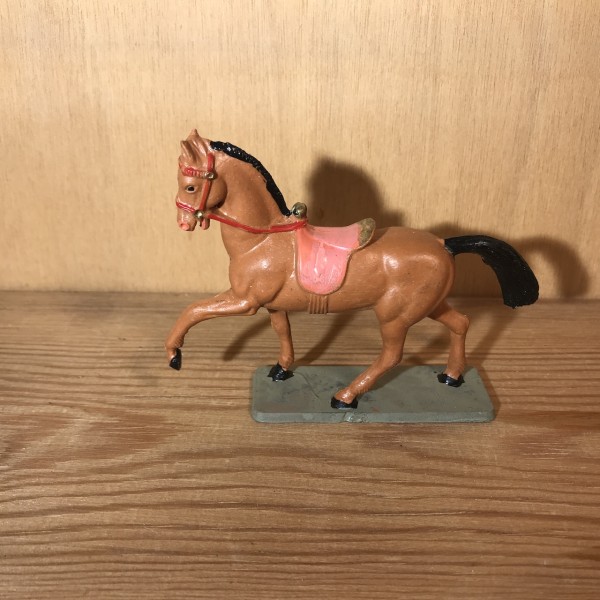 Cheval marron crinière noire selle rouge au trot STARLUX