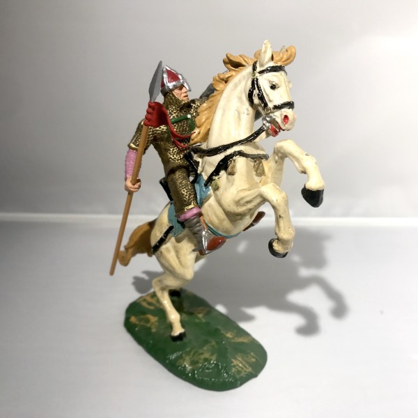 CHEVALIER DE BAYEUX AVEC LANCE COTE SUR CHEVAL CABRÉ ELASTOLIN OUGEN RÉF 8886